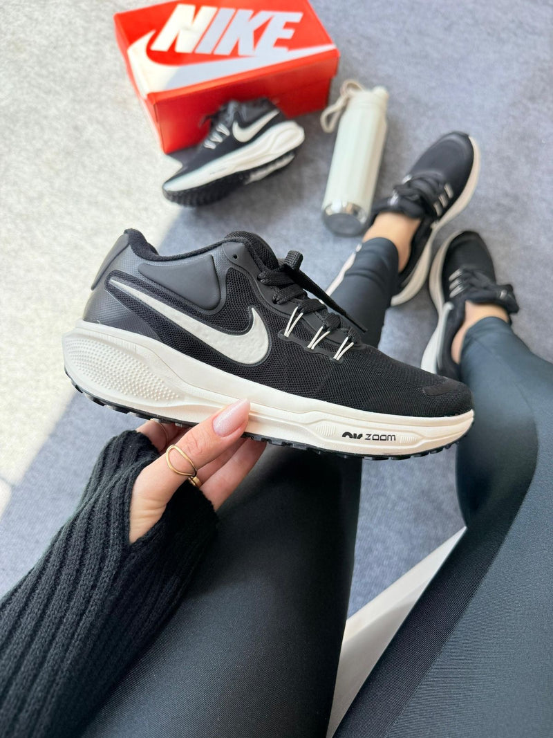 Nike Zoom Revolution x Preto/Branco