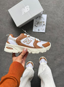 New Balance 530 x Branco/Caramelo