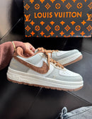 Louis Vuitton x Nike Air Force 1 Branco/Caramelo